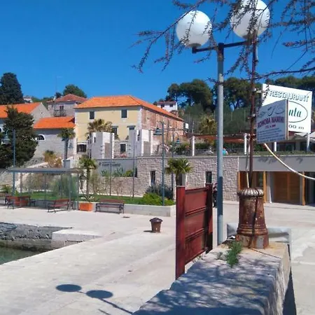 Ana Semesterbostad Prvić Luka