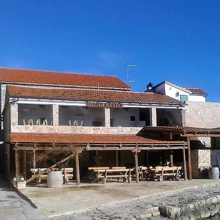 Ana Feriehus Prvić Luka